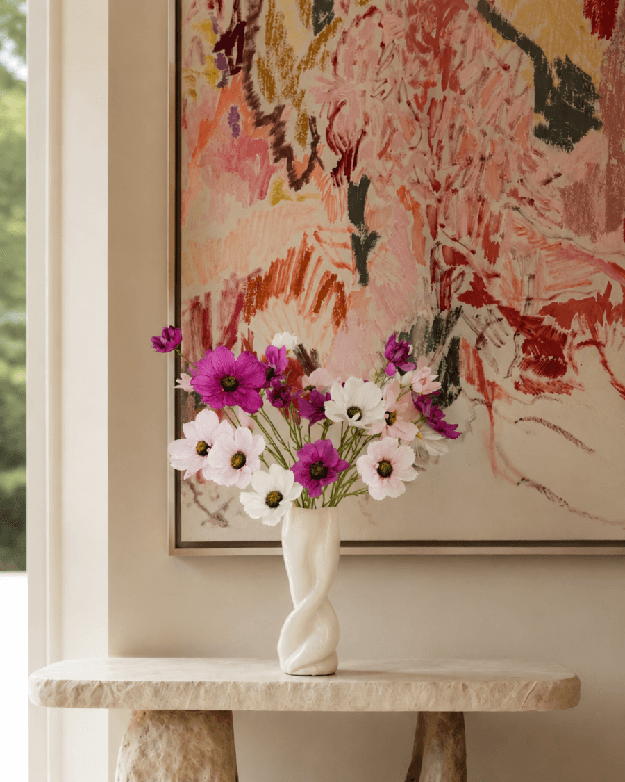 Créations florales artificielles blanches et violettes